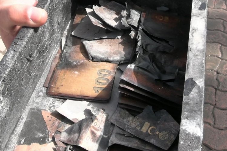 Konya'da mobilya fabrikasındaki yangında paralar da yanmış