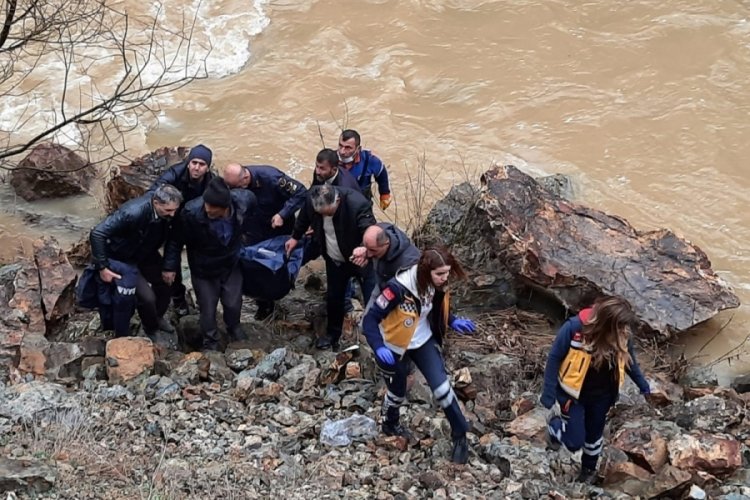 Dereye yuvarlanan ara&ccedil;ta can pazarı: 1 &ouml;l&uuml;, 3 yaralı