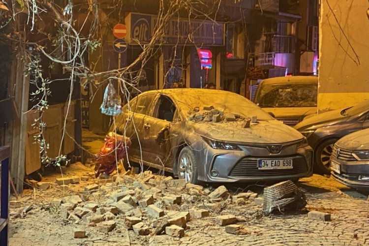Tarihi binanın &ccedil;atısı yoldan ge&ccedil;en otomobilin &uuml;zerine d&uuml;şt&uuml;
