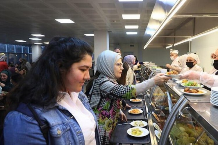 Emine Erdoğan, yurtta kız &ouml;ğrencilerle iftar yaptı