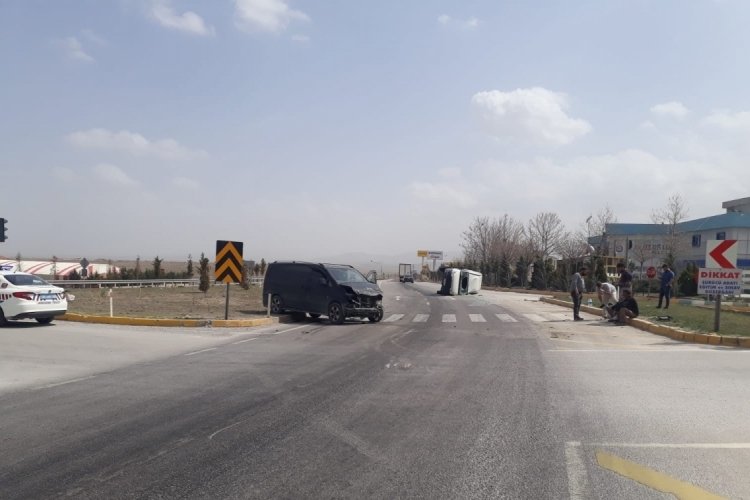 Minib&uuml;sle &ccedil;arpışan kamyonet devrildi