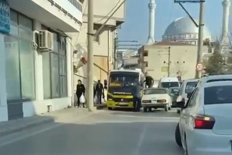 Bursa'da otomobilin &uuml;zerine &ccedil;ıkıp s&uuml;r&uuml;c&uuml;ye tekme attı