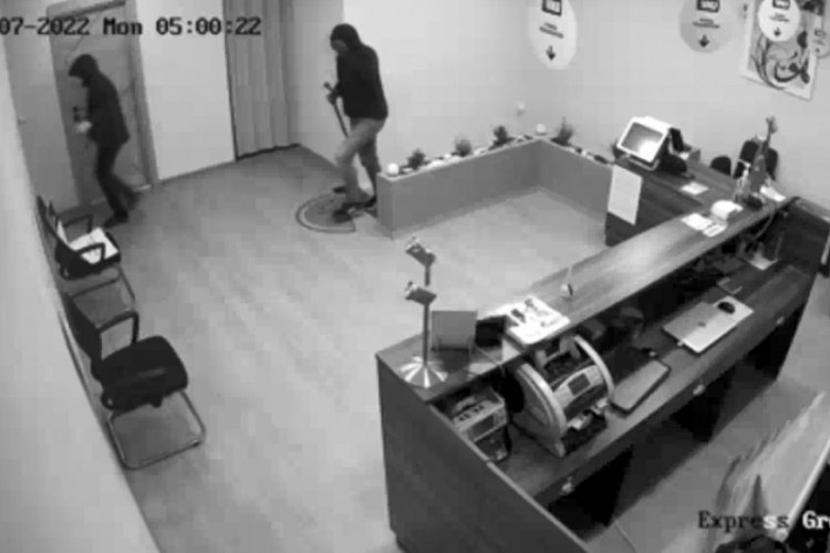 İstanbul'da 4 otomobil &ccedil;alan ş&uuml;pheli kamerada