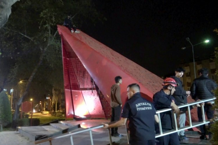 Antalya'da 'eğlence olsun' diye &ccedil;ıktığı anıtta mahsur kaldı
