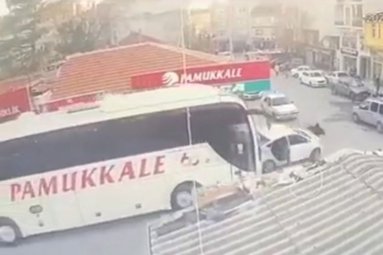 Kırklareli'de yolcu otob&uuml;s&uuml;, otomobili s&uuml;r&uuml;kledi: 2 yaralı