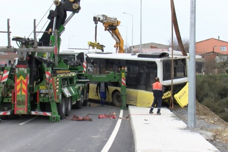 Kayan İETT otob&uuml;s&uuml; yol kenarındaki boşluğa u&ccedil;tu