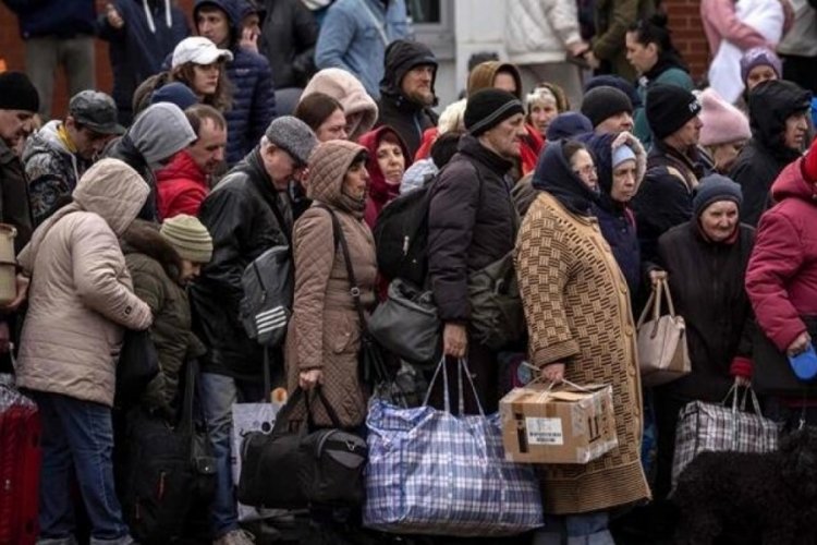 Uyarı verilen Donetsk'te halk tren garına akın etti