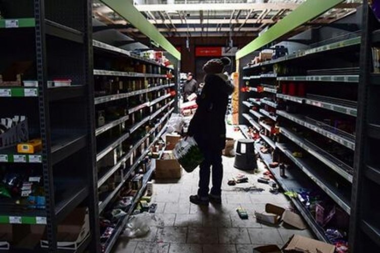 Bu&ccedil;a sakinleri vurulan markette bozulmamış &uuml;r&uuml;n aradı