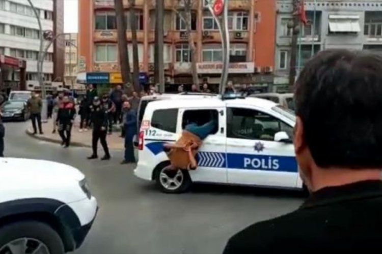 G&ouml;zaltına alındı, polis aracının camından ka&ccedil;maya &ccedil;alıştı