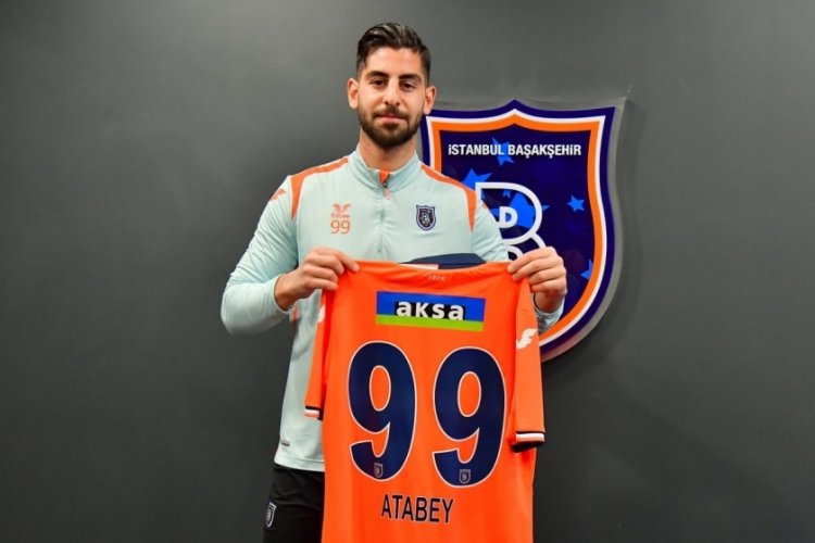 Başakşehir, Atabey &Ccedil;i&ccedil;ek ile s&ouml;zleşme uzattı