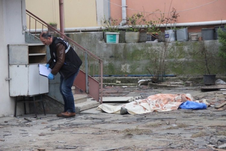 Kendi evinin &ccedil;atısından d&uuml;şen şahıs hayatını kaybetti