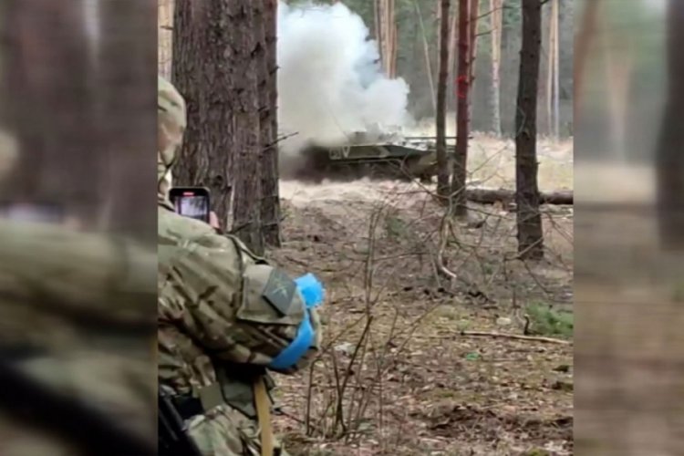 Ukrayna ordusu, Rus askerlerinin bulunduğu tankı roketle vurdu