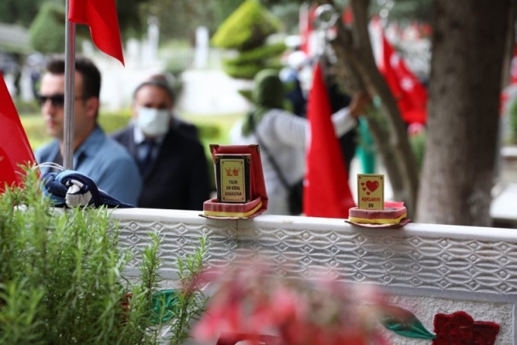 Şehit babasının mezarına koyduğu plaket duygulandırdı