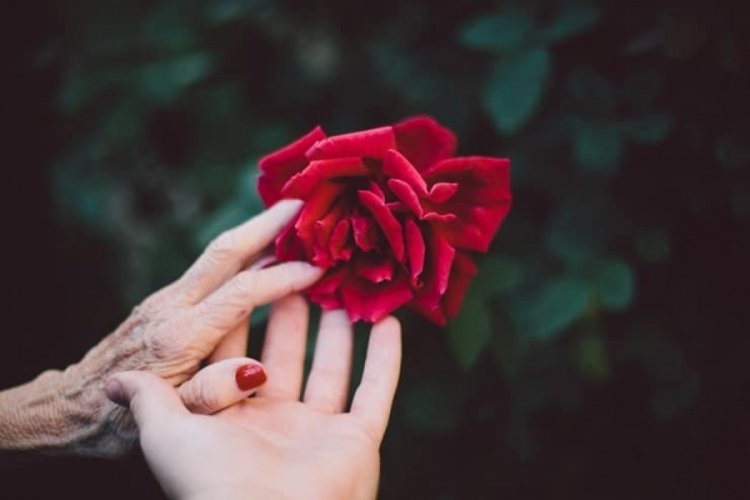 53 yaşındaki kadının cildi 23'&uuml;ndeki haline d&ouml;nd&uuml;
