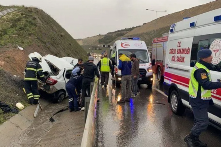 Yağışlı hava faciayı getirdi! 3'&uuml; ağır 4 yaralı