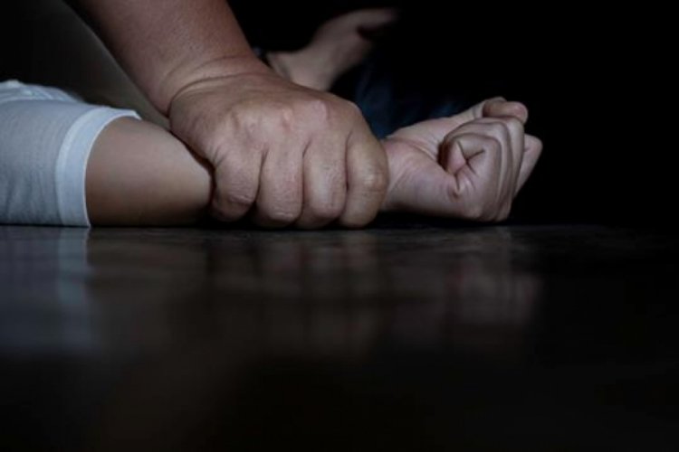 35 yıl hapisle yargılanıyor: Sevgilisinin 3 yaşındaki kızının kal&ccedil;asında...