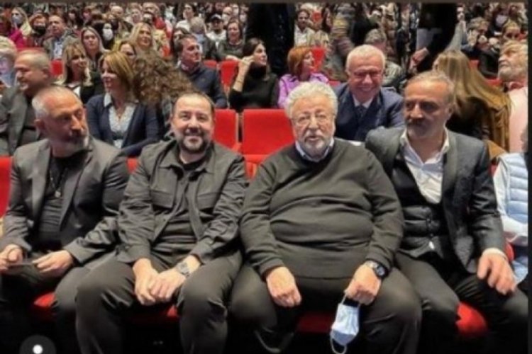 Demet Akbağ 15 yıl sonra tiyatro sahnesine &ccedil;ıktı, usta sanat&ccedil;ılar oyunu &ouml;n sıradan izledi