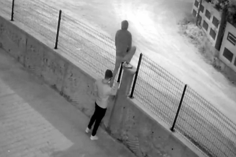 Adana'da hırsızlar, korkuluklardaki parmak izlerini de silmiş