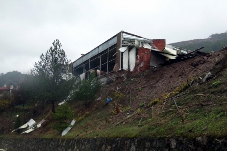 Bolu'da hortum &ccedil;atıları u&ccedil;urdu