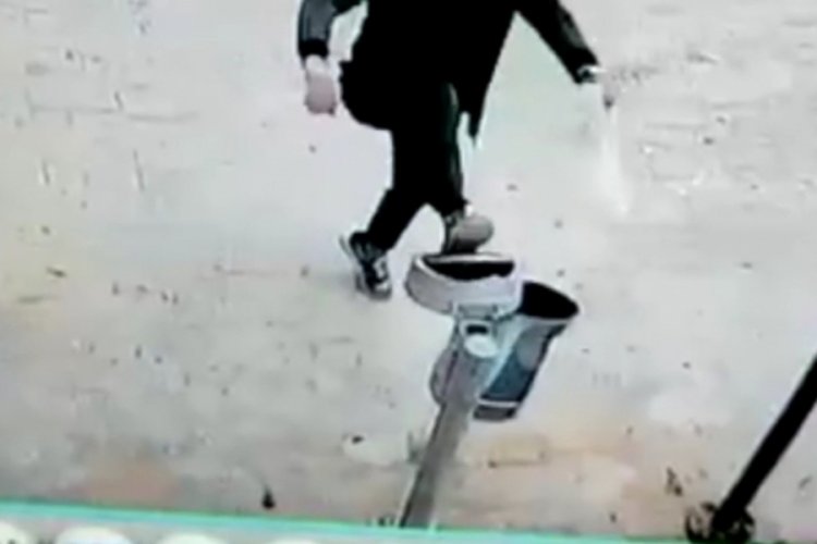 Mardin'de tekmelediği &ccedil;&ouml;p kovasının kapağını &ccedil;aldı