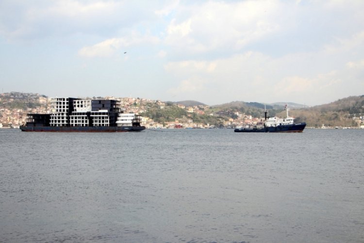 Boğazdan 'apartman' ge&ccedil;ti