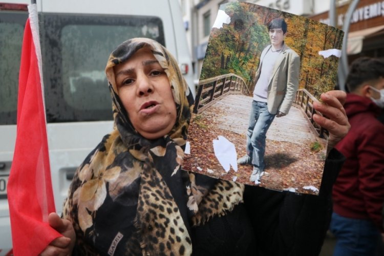 Hakkari'de oğlu i&ccedil;in eylem yapan anne: Gel teslim ol
