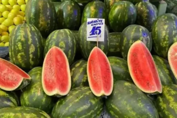 Yazın simgesi karpuz tezgaha indi, par&ccedil;ası 40 lira...