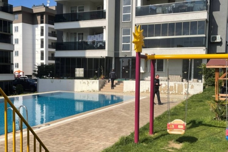 Bursa'da site havuzunda &ccedil;ırpınan &ccedil;ocuk son anda fark edildi