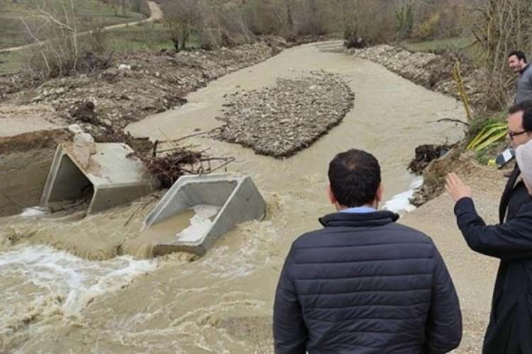 Karab&uuml;k'te yağmurdan dolayı  k&ouml;pr&uuml; &ccedil;&ouml;kt&uuml;, tarım alanlarını su bastı