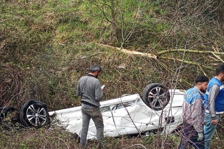 Tır ile &ccedil;arpışan l&uuml;ks otomobil şarampole u&ccedil;tu: 1 yaralı
