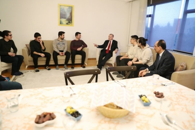 Erdoğan, iftarda &ouml;ğrenci evine misafir oldu