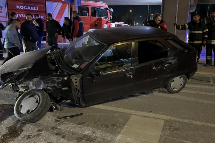 Otomobil ile pikap &ccedil;arpıştı
