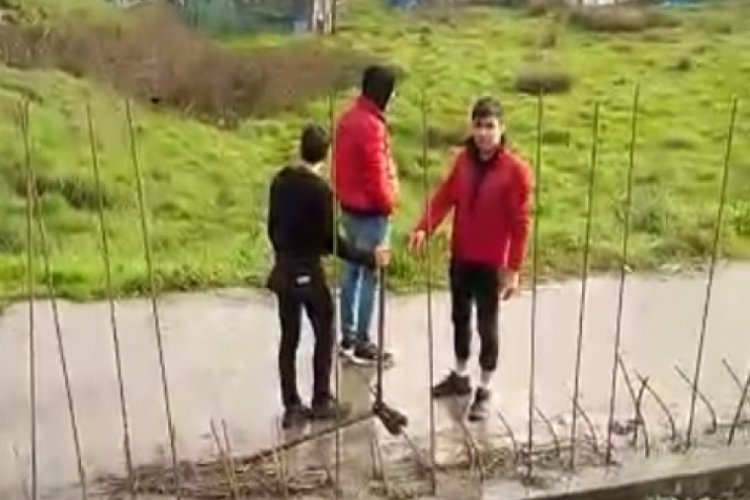 İnşaat alanındaki demirlerini &ccedil;alarken su&ccedil;&uuml;st&uuml; yakalandılar