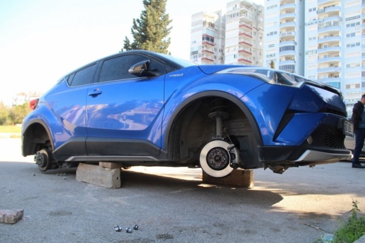 L&uuml;ks aracın lastiklerini &ccedil;alıp...