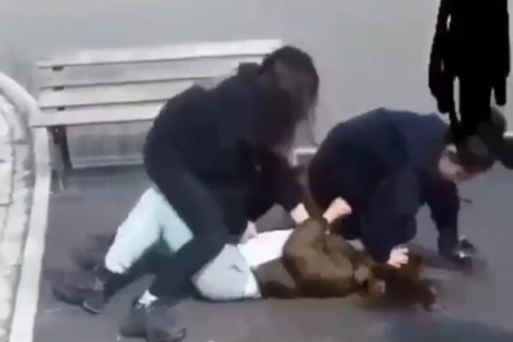 Bursa'da gen&ccedil; kıza tekmeli yumruklu saldırı