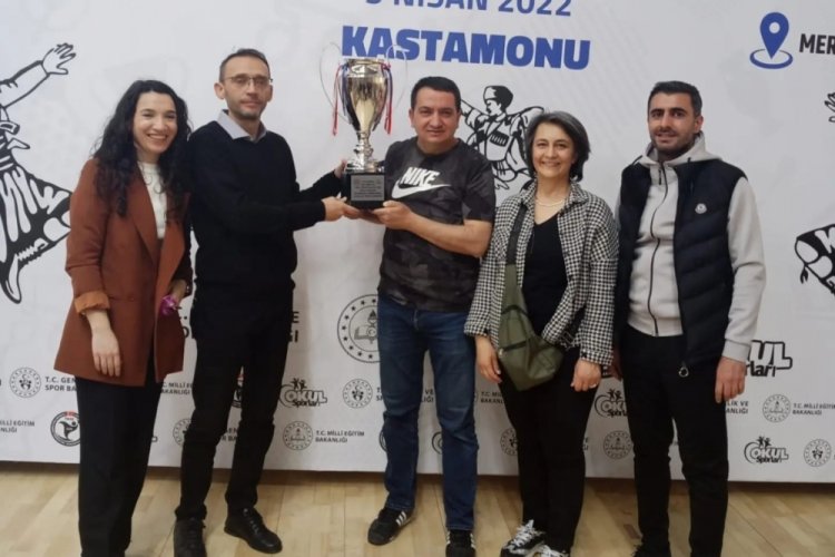 M&uuml;sabakada Macide Gazioğlu K&uuml;k&uuml;rtl&uuml; Ortaokulu r&uuml;zg&acirc;rı esti