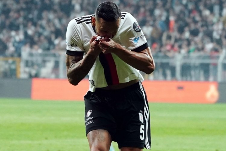 Josef de Souza gol&uuml;n&uuml; taraftarla kutladı