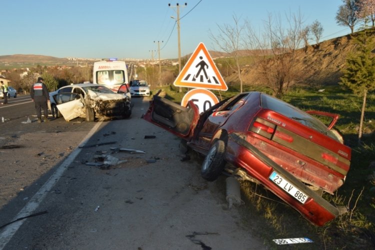 Otomobiller &ccedil;arpıştı: 1 &ouml;l&uuml;, 3 yaralı