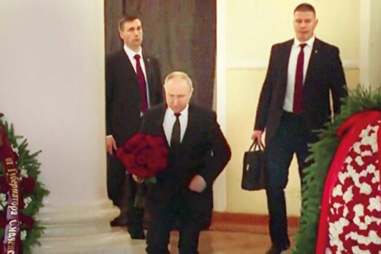 Putin, N&uuml;kleer futbol Topuyla cenazeye katıldı