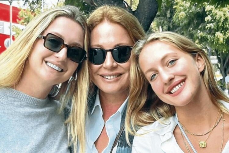 Caroline Ko&ccedil; kızlarıyla Miamiye gitti