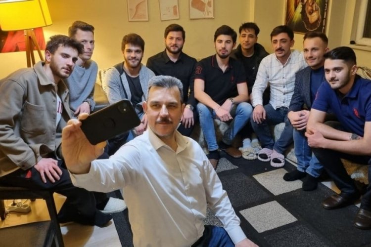 Bursa'da vekiller, sahurda &ouml;ğrencilere konuk oldu