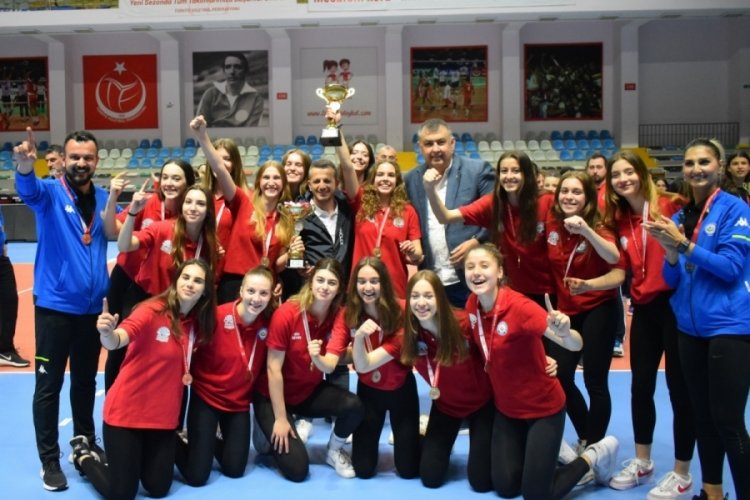 Bursa'nın gen&ccedil;leri kupalarını aldı