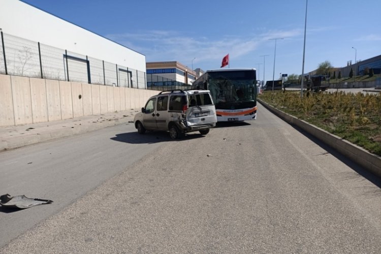 Otob&uuml;s ve otomobil birbirine girdi