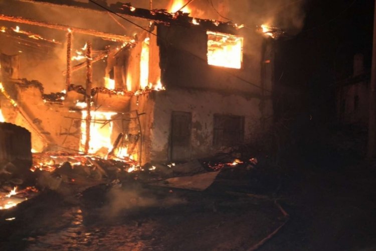 Yangın ev ve iki aracı k&uuml;le &ccedil;evirdi