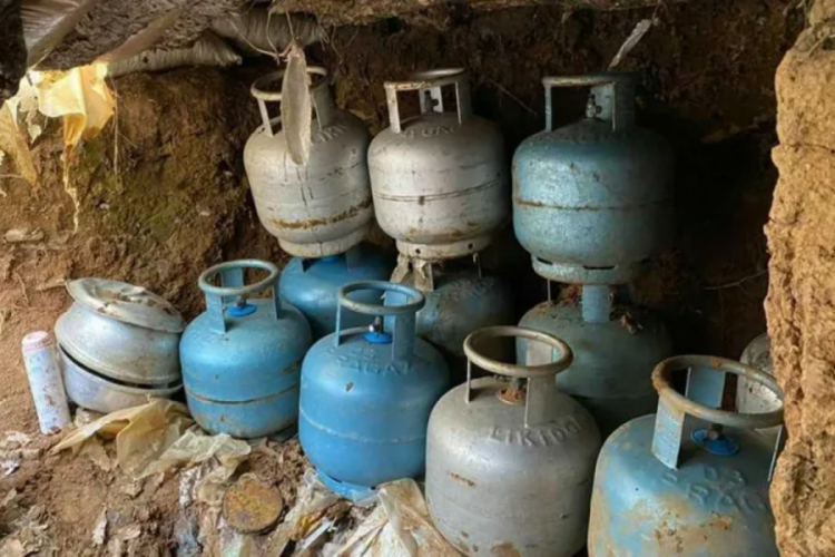 Bing&ouml;l'de PKK'lı ter&ouml;ristlere ait 6 odalı sığınak bulundu
