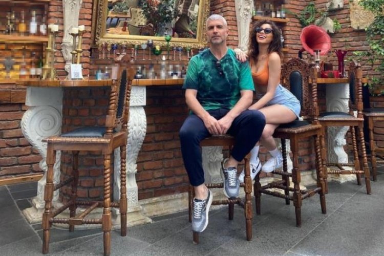 Evlilik &ouml;ncesi &ouml;n balayına &ccedil;ıkan &Ouml;zcan Deniz ve sevgilisi havuz keyfi yaptı