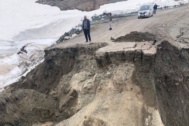 Sivas'ta heyelan nedeniyle k&ouml;y yolu ulaşıma kapandı