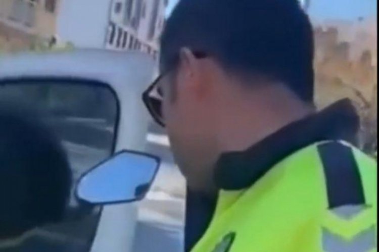 İzmir'de polis ve motokurye arasında g&uuml;ndem olan diyalog