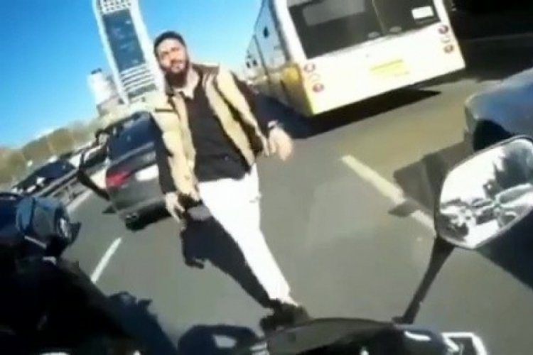 Kadın motorcuya &ccedil;irkin taciz