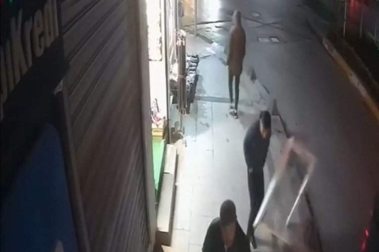 İstanbul'da d&uuml;şen pencereden son anda kurtuldu